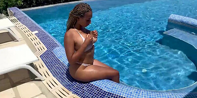 Ersties - Heißer Nachmittag im Pool mit der 18-jährigen Wassernixe Naomi