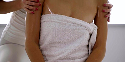 Les oiled babes enjoy fingering and pussyeating massage