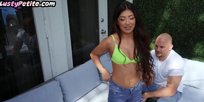Petite 21yo Latina fucked outdoor by Mofo after casting