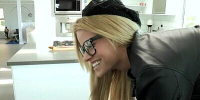 Love Huge Cocks - Hipster babe takes huge cock