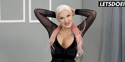 MILF Queen Alexxa Vice Is Addicted To Extreme Anal Sex