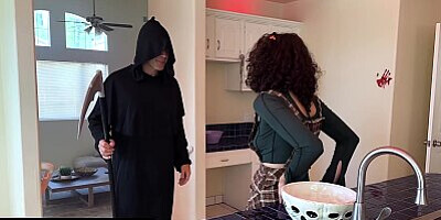 Halloween Special ~ Curly-Haired Babysitter Satine Summers Gets Her Pussy Licked By Creepy Boss