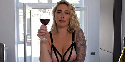 Big ass beauty Paige Turnah has been stood up but wants cock and she is demonstrating how she would