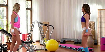FitnessRooms Horny lesbians get hardcore sweaty in the gym