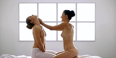 Massage Rooms Natural lesbian Alexis Crystal eating pussy with Tiny Tina
