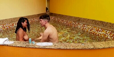 I GAVE THE FUCK OF HER LIFE TO MY FRIEND ELIZABETH IN THE JACUZZI OF THE HOTEL WHERE I MET HER