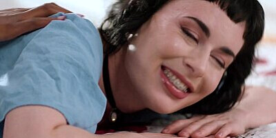 ALL GIRL MASSAGE - Two Hot Lesbians Lick Each Other's Pussies While Trying Gifts SPANISH SUBTITLES