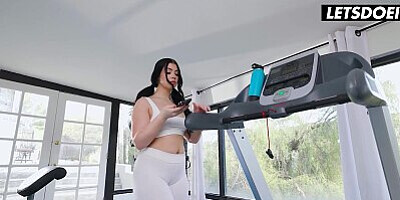 Curvy Babes Alyx Star & Holly Day Steamy Lesbian Fuck After Workout - A GIRL KNOWS