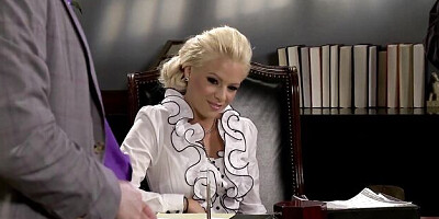 Temperament Audrey Bitoni and Carolyn Reese's pearl neckless xxx