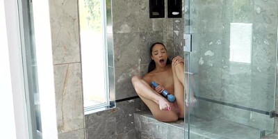 Alexis Tae digs loud sex