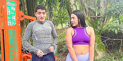 Colombiana Convence A Nerd Boy En Un Parque De Follar En Su Casa, Su Hijastro Los Descubre!