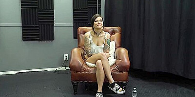 Hottie Enjoys A Hot Blowbang Followed By Juicy Gangbang