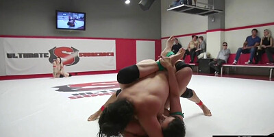 Große Titten In Asian Dyke Wrestler With Big Jugs Fights In Public