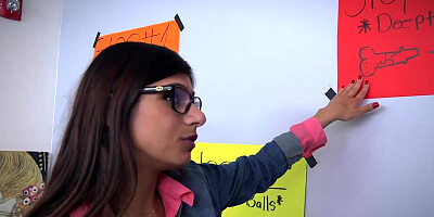 Gorgeous Arab pornstar Mia Khalifa sucks dick with friend