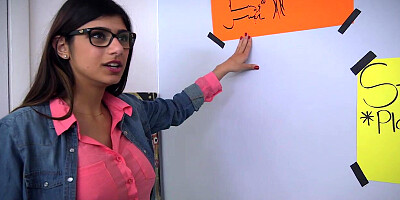 Gorgeous Arab pornstar Mia Khalifa sucks dick with friend