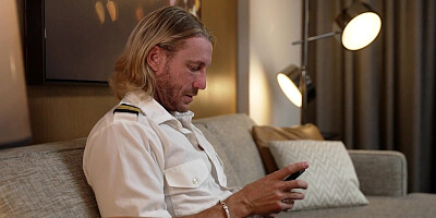 Jennifer White носит сексуальное нижнее белье, чтобы трахнуть пилота, у которого огромный поклонник