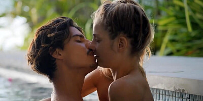 on commence a baiser dans la piscine