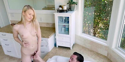 PassionHD - Stepsister Lily Rader seduced in the bath