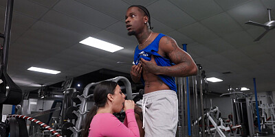 Raven-haired bitch with big juggs pleasures cocky black dude in the gym