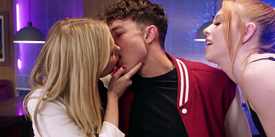 Глубже. Забавные милашки Coco Lovelock и Madi Collins делят член Parker