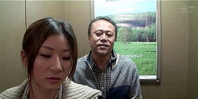 【W25020922】隣人の秘め事をネタにサカる人妻、とにかく男の竿にむしゃぶりついてくる