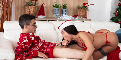 ...Hot Italian Christmas chick Martina Smeraldi serves big Spanish cock...