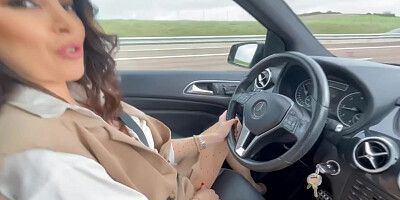 cette bourgeoise sexy fait la cochonne dans la voiture