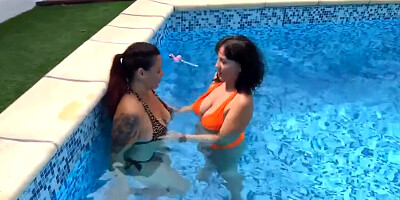 Elle baise sa copine lesbienne au gode ceinture