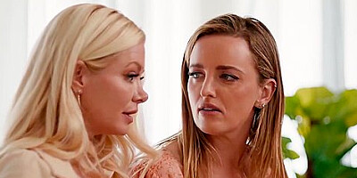 Tits Lesbian Makes Girlfriend Squirt With Bella Bends And Charlie Forde