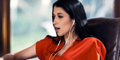 High powered executive decides to take a pussy licking break