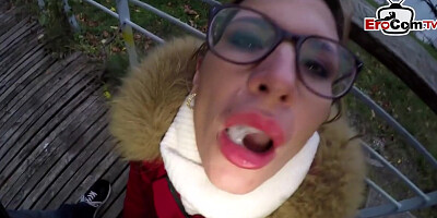 Blonde Deutsche Milf Mit Brille Trifft Sich Mit Fremden Mann Zum Ficken In Der Offentlichkeit