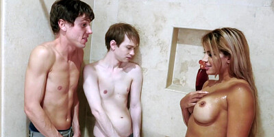 Latina MILF Mercedes Carrera is spitroasted between two young lads who facialized her