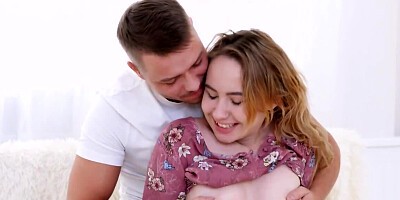 Man accepts girlfriend's invitation and comes to bonk her