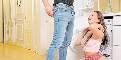 Slender Beauty Was Distracted From Cleaning With Isabella De Laa