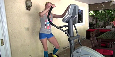 Little taylor masturbates after her workout