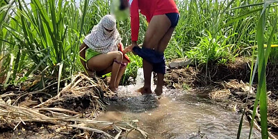 Komal Khuleaam Ganne Ke Khet Mein Apni Chut Dho Rahi Thi