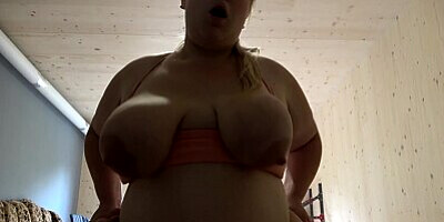 Sex on the couch with a beautiful chubby girl - He cums twice