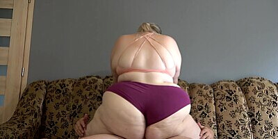 Sex on the couch with a beautiful chubby girl - He cums twice