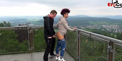Heiße Mulattin fickt mit ihrem Freund auf einem Aussichtsturm