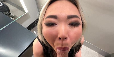 Рискованный секс с азиаткой в целевой раздевалке закончился кримпаем