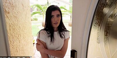 Mofos - Cutie Sadie Blake Repays Jmac For Getting Her Out Of The Rain With A Quick Blowjob