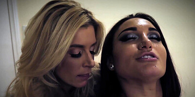 MILF plunges her fingers into lovers pussy while choking her