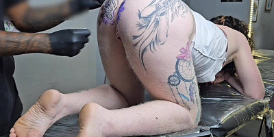 GIRL ASKED THE TATTOO ARTIST TO MARK HER ASS WITH A TATTOO SO THAT MEN DON'T MISS THE HOLE