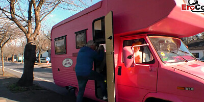 Deutsche blonde Milf mit dicken Titten wird von der Straße mitgenommen und im Auto gefickt