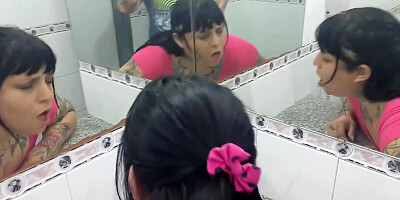 Dulce Caramelo - Morocha Culona Chupando Pija Y Cogiendo En Un Bano Publico - Ft. Ailu