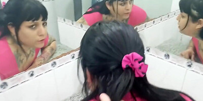 Dulce Caramelo - Morocha Culona Chupando Pija Y Cogiendo En Un Bano Publico - Ft. Ailu