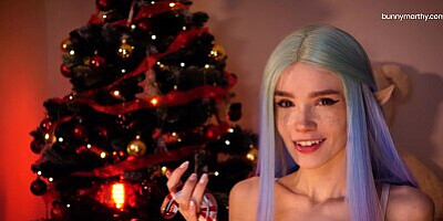 Polska dziewczyna elf kochajca hentai bawi si cipka z choinka w tle