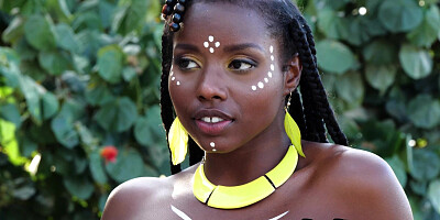 Big ass ebony girl exposing hot body