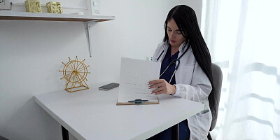 La sexy doctora le cura la disfuncion erectil a joven de ENORME verga - Stella Osorio x Tommy Verga