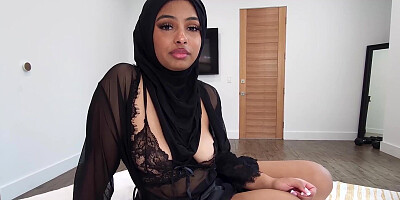 Hijab wearing Arab Hadiya Honey is learning how to be kinkier in the bedroom
